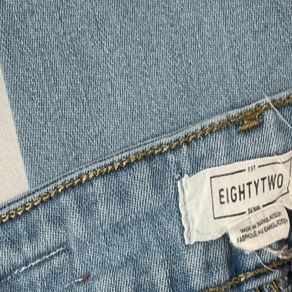 Ladies Size 0 - Light Wash Pre-Distressed Skinny Jeans - Picture 4 of 4